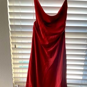 Never worn, bought for a party but it wasn’t the color I wanted